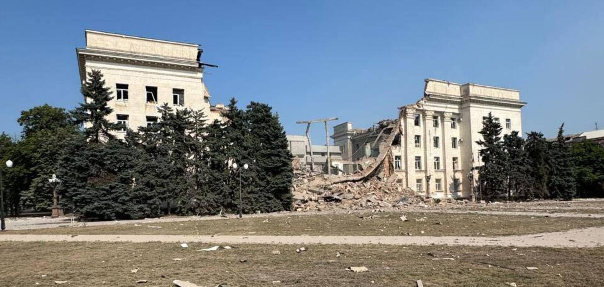Росія знищила будівлю Херсонської ОДА, постраждав чоловік. Фото та відео