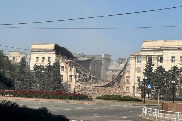 'Абсолютно больные существа': Зеленский отреагировал на уничтожение здания Херсонской ОГА и призвал заставить РФ прекратить убивать. Фото