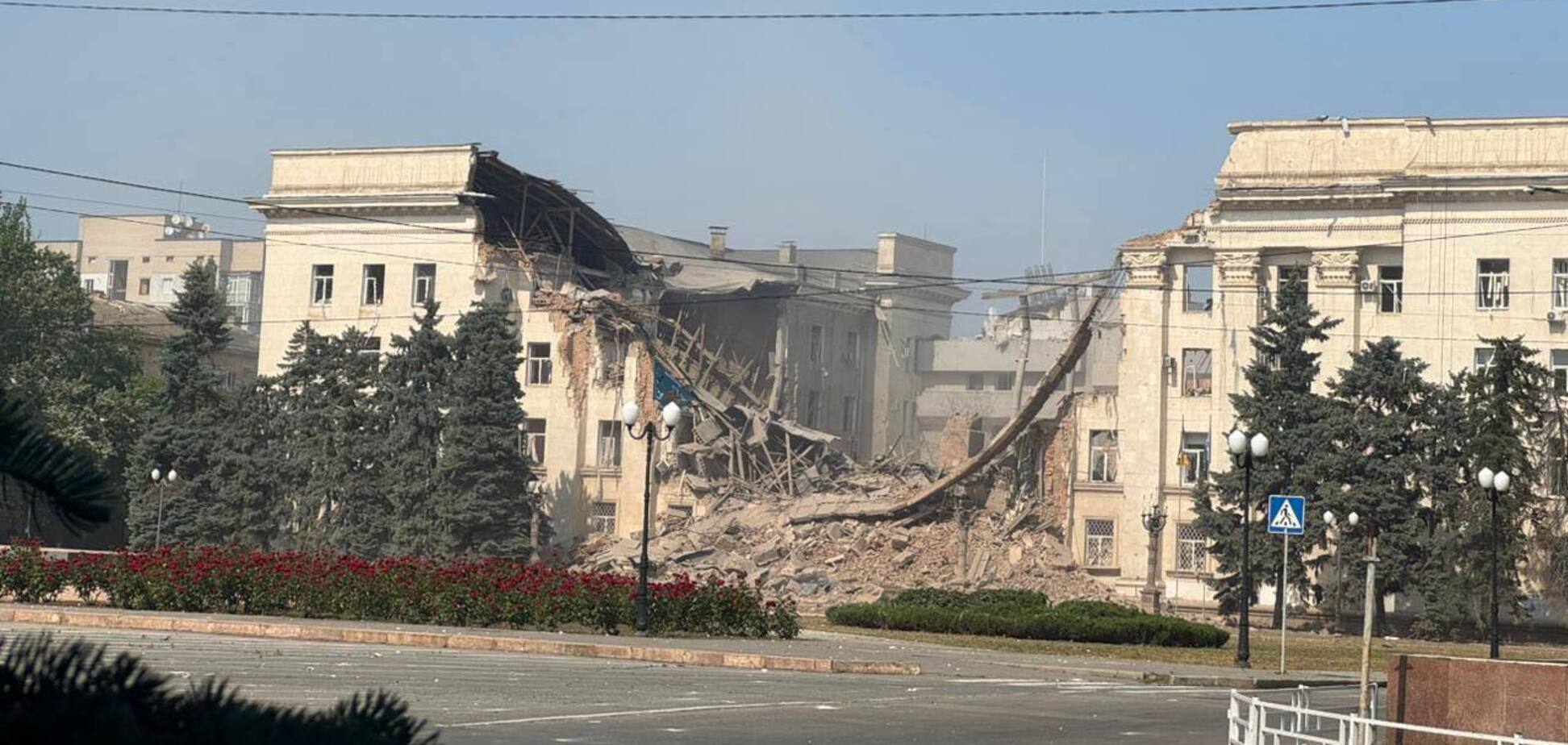 'Абсолютно хворі істоти': Зеленський відреагував на знищення будівлі Херсонської ОДА та закликав змусити РФ припинити вбивати. Фото