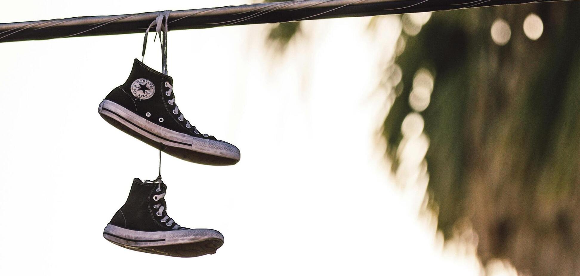 Очень распространенное в мире явление: что означает обувь, висящая на линии электропередачи