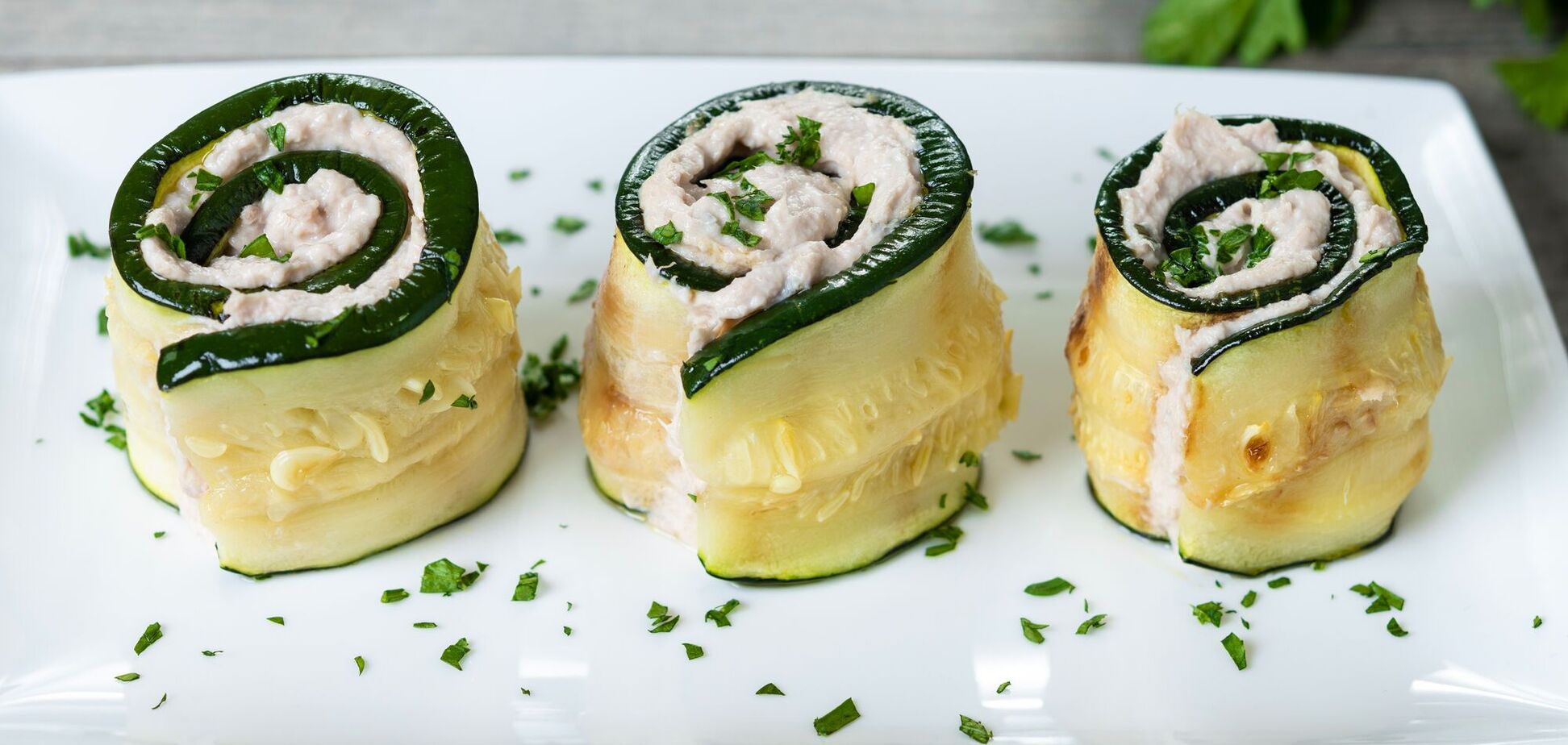 Закусочные кабачковые рулетики с сыром, чесноком и помидором: беспроигрышная закуска для праздничного стола летом