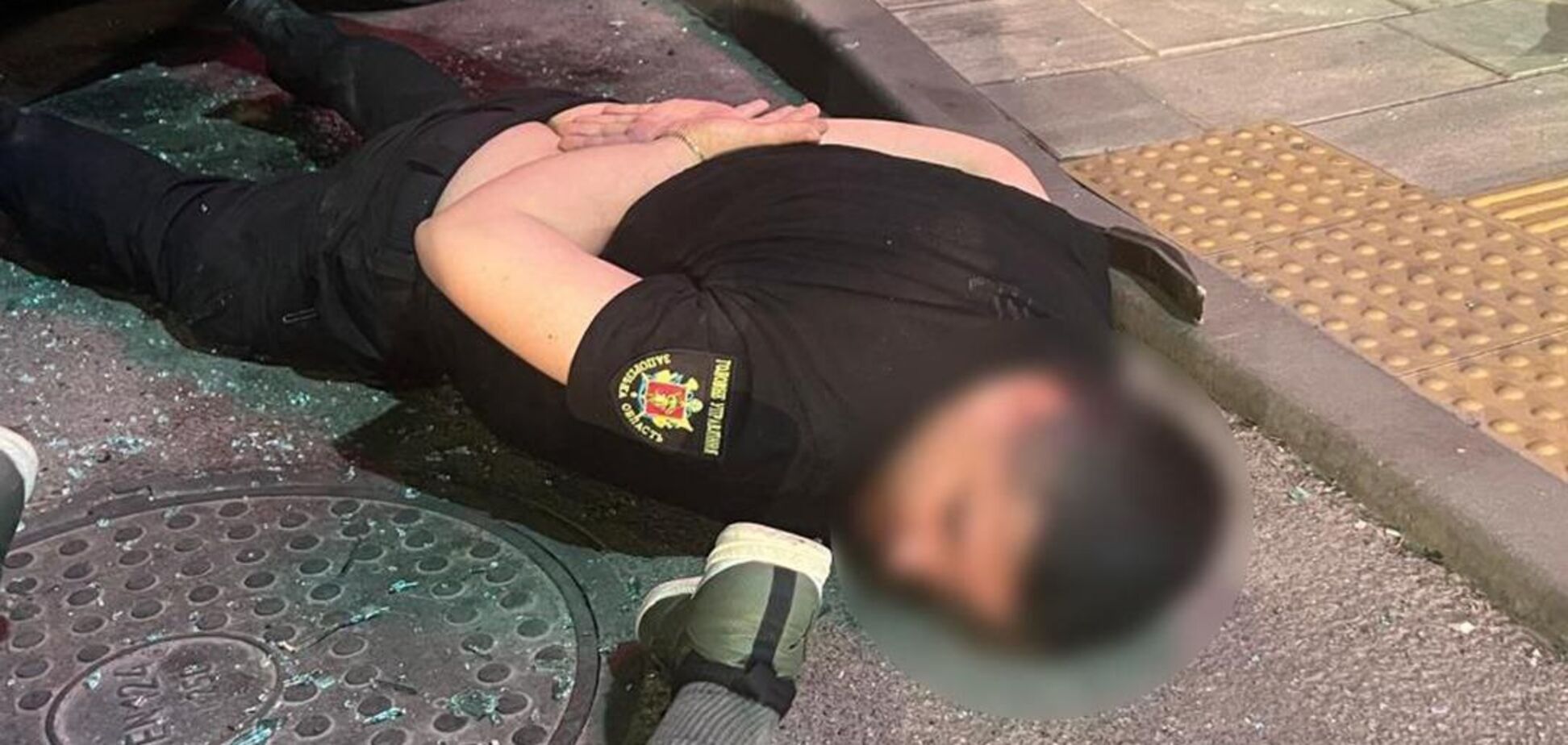 У Запоріжжі банда наркоторговців для конспірації використовувала форму силовиків. Фото й відео