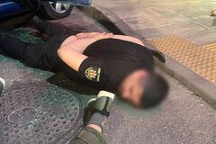 В Запорожье банда наркоторговцев для конспирации использовала форму силовиков. Фото и видео