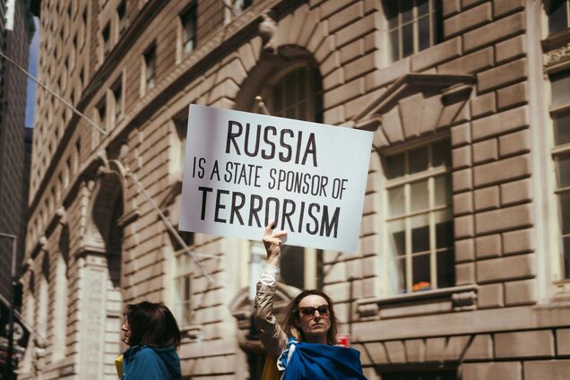 Иллюстрация - женщина на демонстрации против российской агрессии в Украине