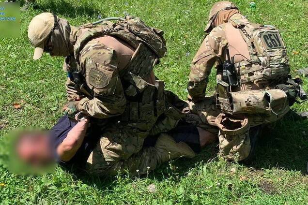 Передавав ворогу координати місць дислокації ЗСУ на Сумщині: в Україні упіймали та кинули за ґрати агента ФСБ. Фото