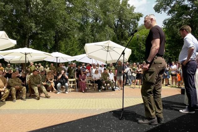 Виталий Кличко посетил мероприятие, посвященное поддержке ветеранов, ветеранок, их семей и наградил участников