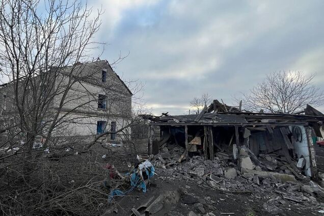 Ворог вдарив авіабомбою по Дніпропетровщині: пошкоджений дитсадок, є загиблий