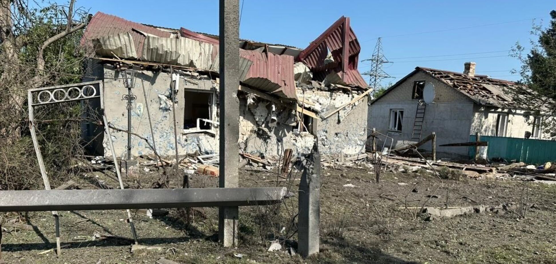 В Харьковской области авиабомба прилетела в дом: отец погиб, а сын получил ранение. Фото