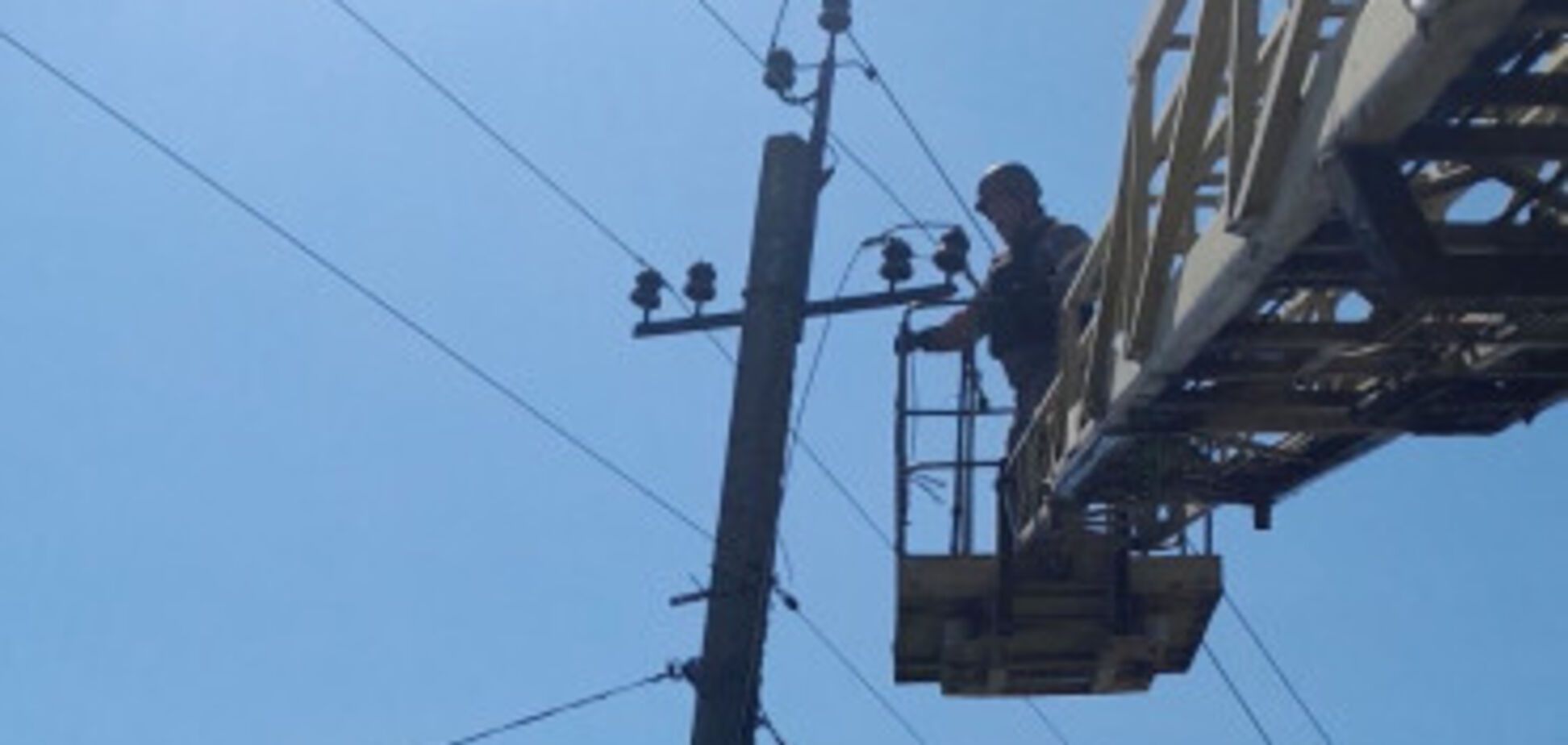 За день ДТЭК вернул свет более 76 тысячам семей после обстрелов