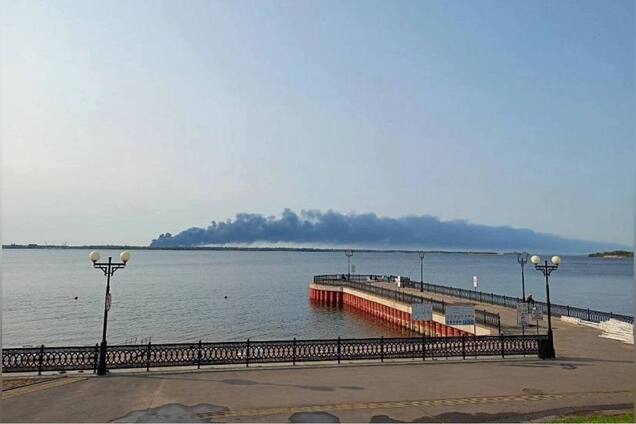 Добре влучили: у російському Енгельсі третій день палає нафтобаза, уражена українськими дронами. Фото і відео