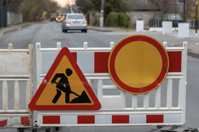 У центрі Києва стався прорив труби: підтопило підвал будинку, є загроза зсуву ґрунту