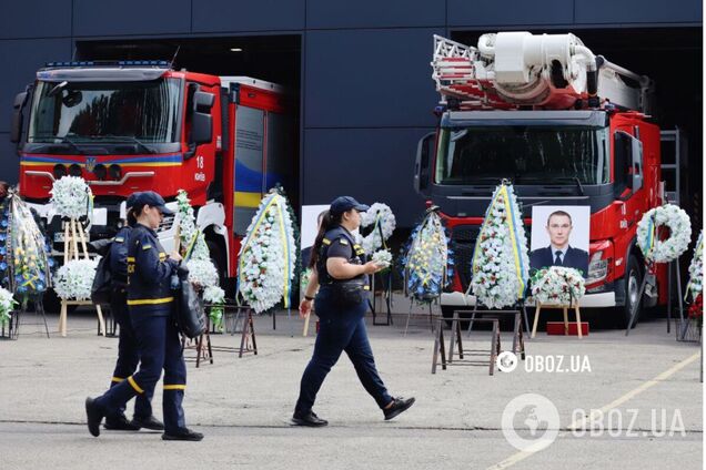 Проводжали під Енніо Морріконе: у Києві попрощалися з рятувальниками, які загинули під час ліквідації наслідків обстрілу столиці. Фото та відео