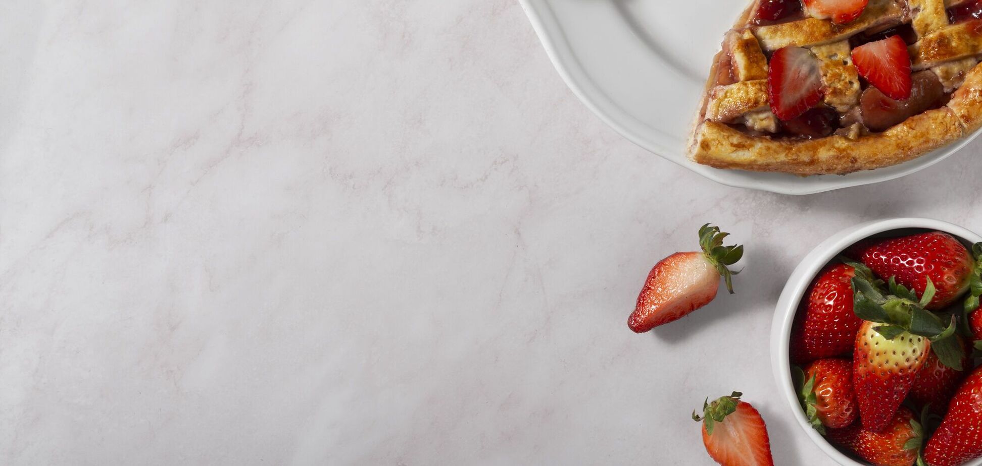 Сладкий слоеный пирог с клубникой: идеальный десерт для летних чаепитий с семьей