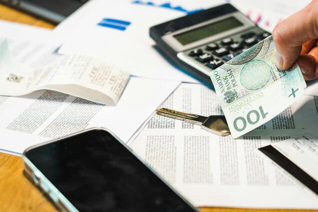 Ілюстрація - польські злоті, калькулятор і фінансові папери