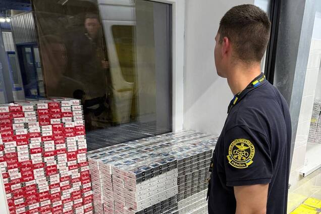 Иллюстрация - таможенник обнаружил контрабандные сигареты