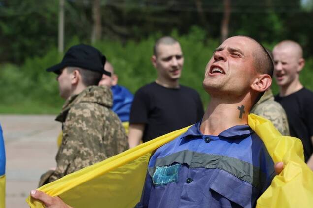 'Наші вдома': Зеленський заявив про новий етап обміну полоненими і показав фото тих, кого вдалося повернути. Фото