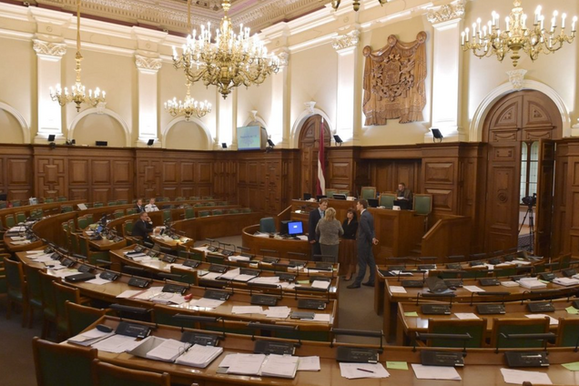 У Латвії порушили справу проти проросійського депутата, який показував непристойні жести у парламенті: у чому його звинувачують. Фото