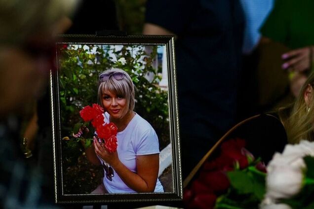 'Двоє маленьких онуків ще не знають, де їхня бабуся': у Кривому Розі попрощалися з учителькою, яку вбив 'Шахед' в Одесі. Фото