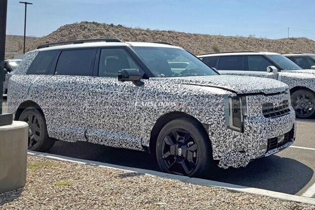 Недорогий кросовер Kia для великої родини показали на перших фото