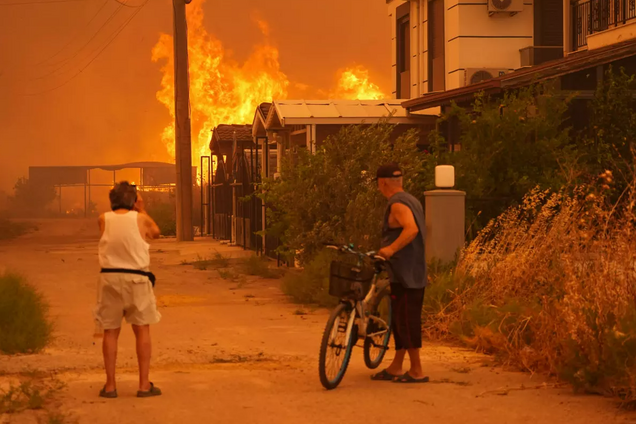 В Турции и Франции вспыхнули масштабные лесные пожары: эвакуированы десятки тысяч человек. Фото и видео