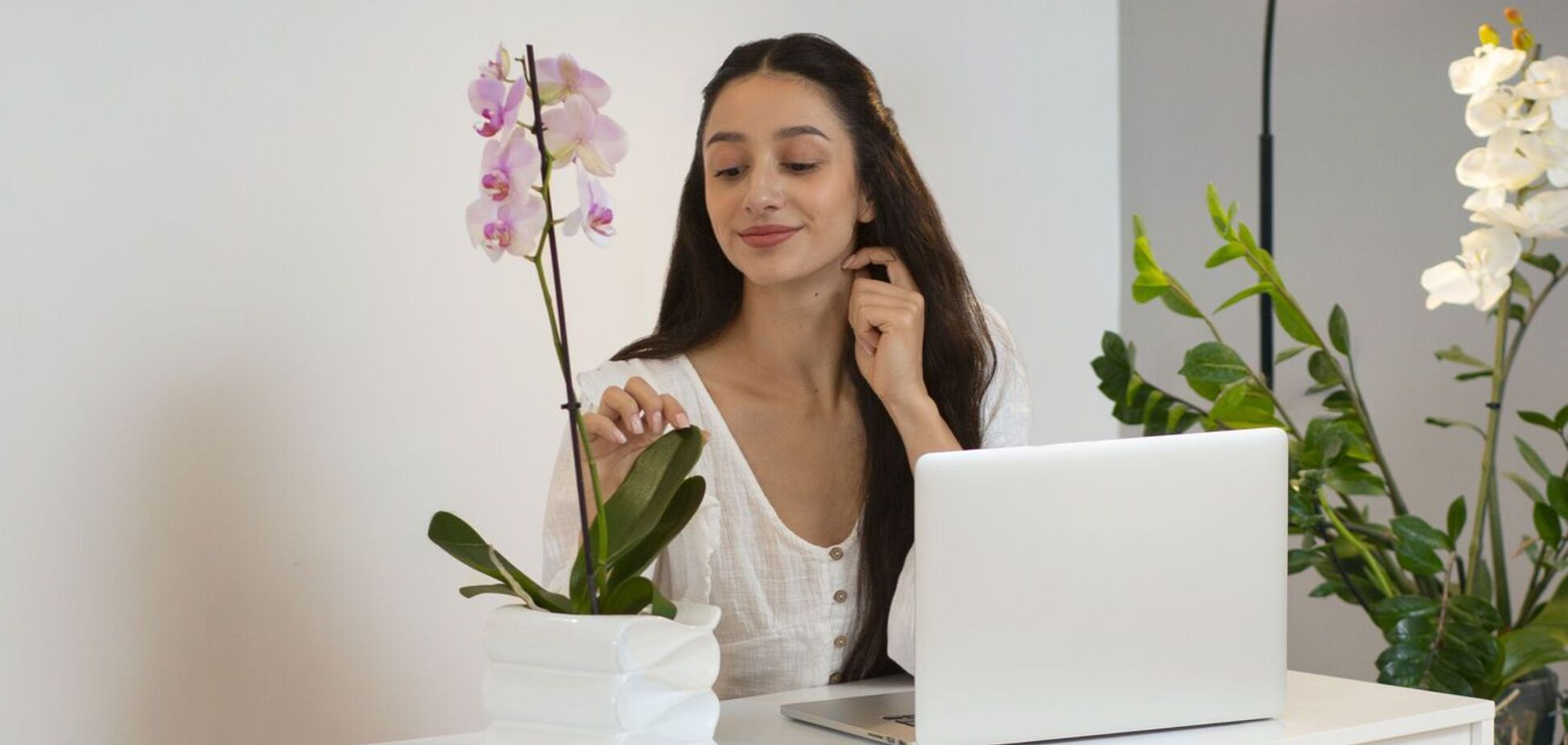 Атмосфера домашнього офісу, яка знімає стрес: як в цьому допоможуть свіжі квіти