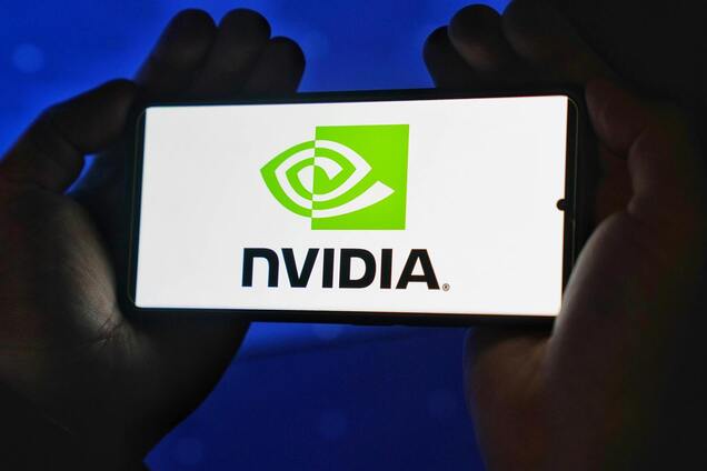 Иллюстрация - мужчина держит телефон с логотипом Nvidia