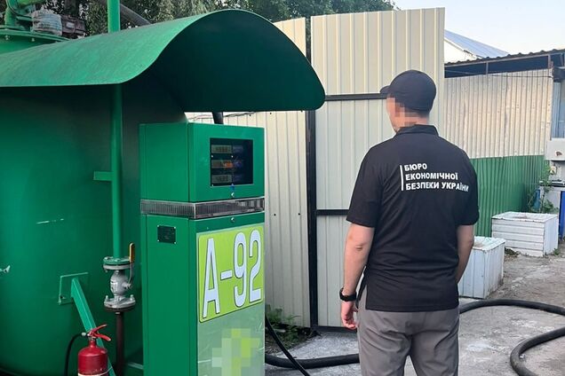 На АЗС українцям замість пального заливали фальсифікат