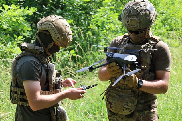 Ілюстрація - двоє військових ЗСУ запускають дрони