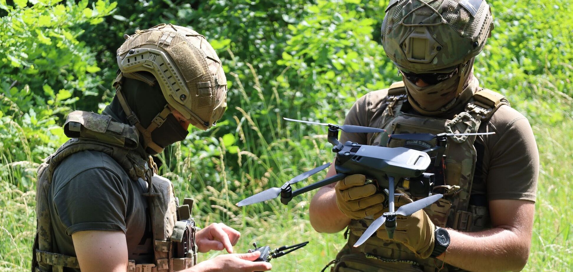 Иллюстрация - двое военных ВСУ запускают дроны