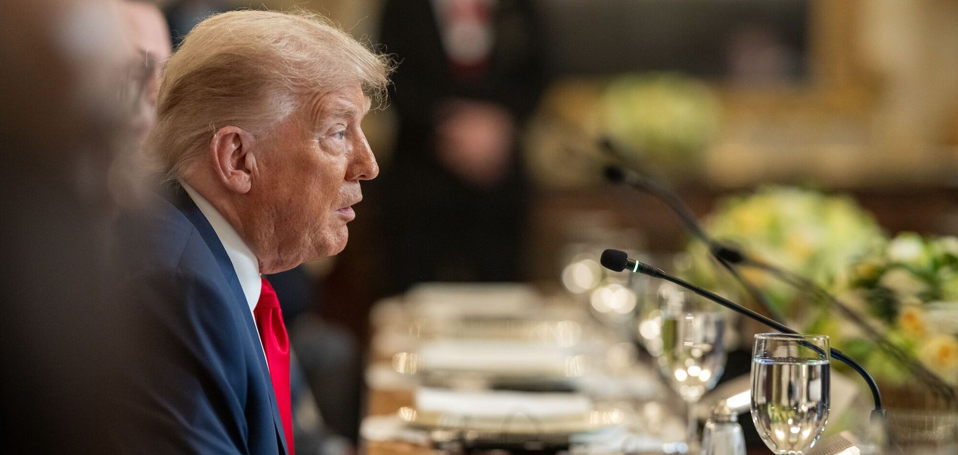 Иллюстрация - Дональд Трамп на встрече в Белом доме