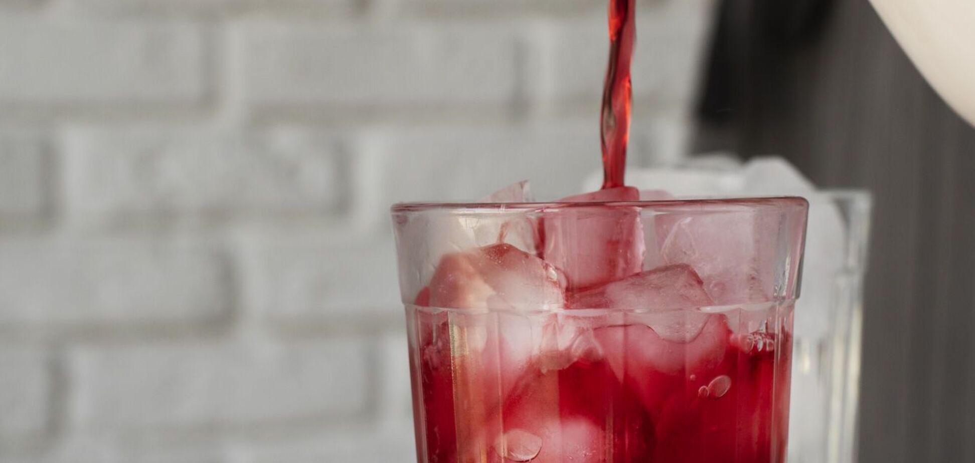 Как приготовить домашний освежающий квас из чая каркаде: идеально для летней жары