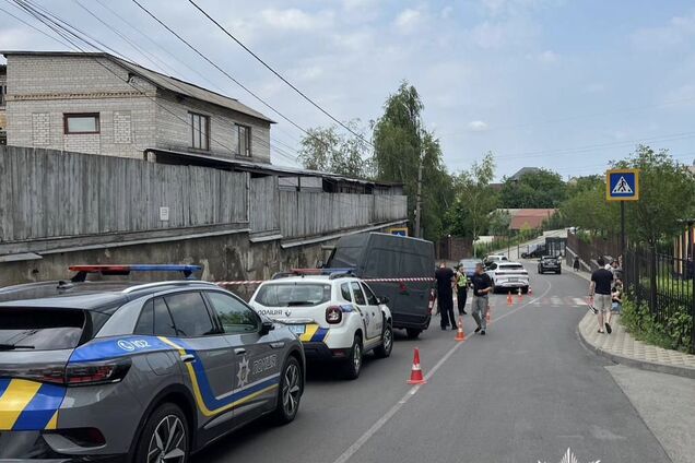 Машина самовольно начала движение: под Киевом микроавтобус сбил насмерть ребенка. Подробности ДТП и фото