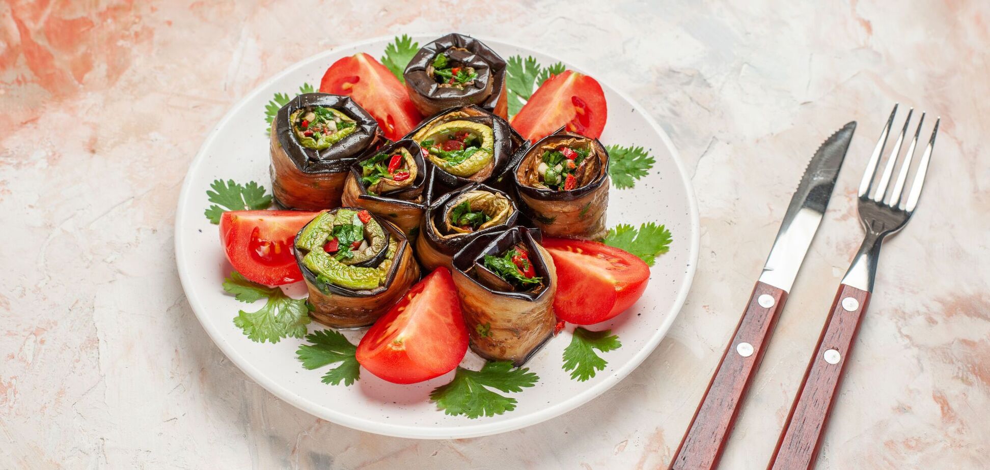 Вкусные рулетики из баклажанов: как приготовить популярную летнюю закуску