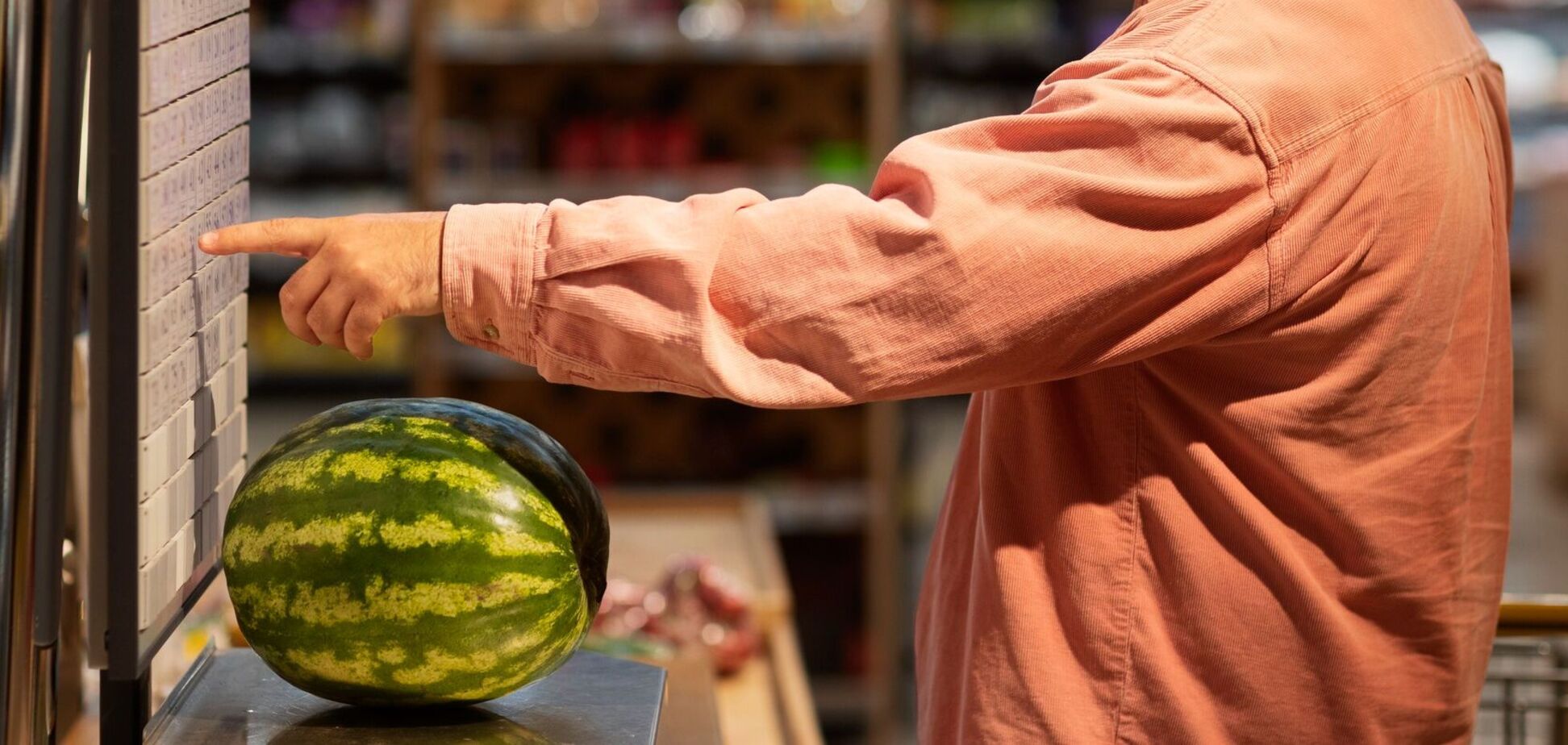 Ілюстрація - чоловік купує кавун в супермаркеті