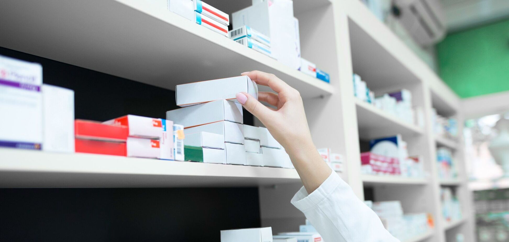 Ілюстрація – фармацевт вибирає лікарські засоби в аптеці