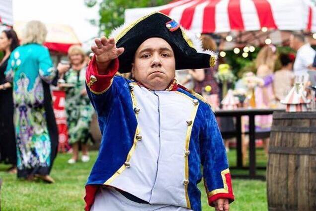 Выше почти в 1,5 раза. Как выглядит жена самого низкого актера Украины