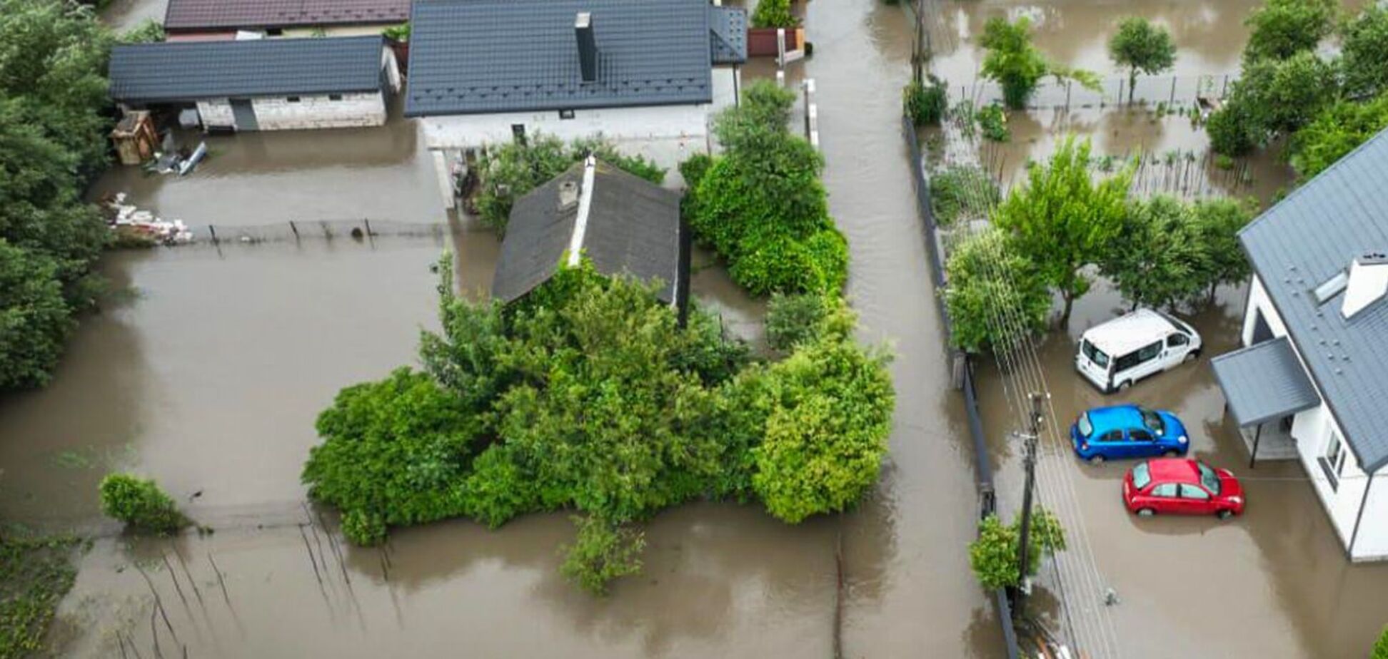 Людей спасали из подтопленных домов: появились новые кадры последствий непогоды на Львовщине. Фото и видео
