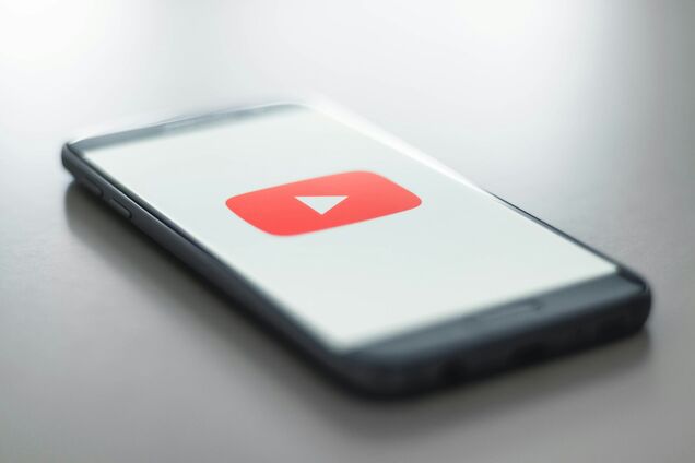 Ілюстрація - смартфон з емблемою YouTube