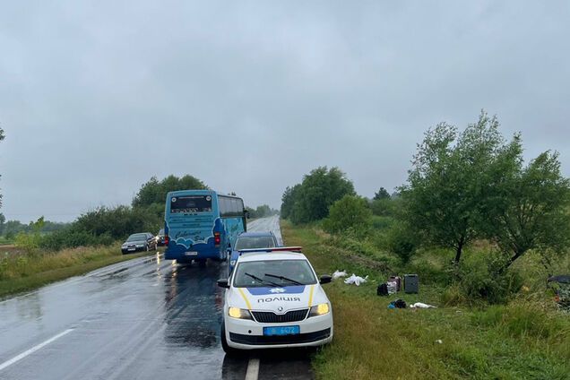На Львівщині авто влетіло в дерево і перекинулося: дві людини загинули на місці. Фото