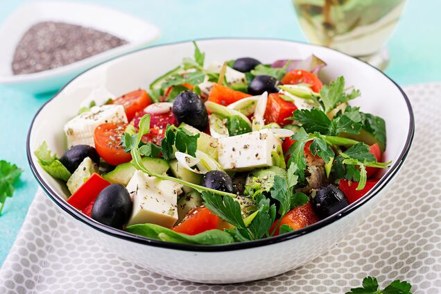 Какой вкусный салат приготовить с сыром фета: не только греческий