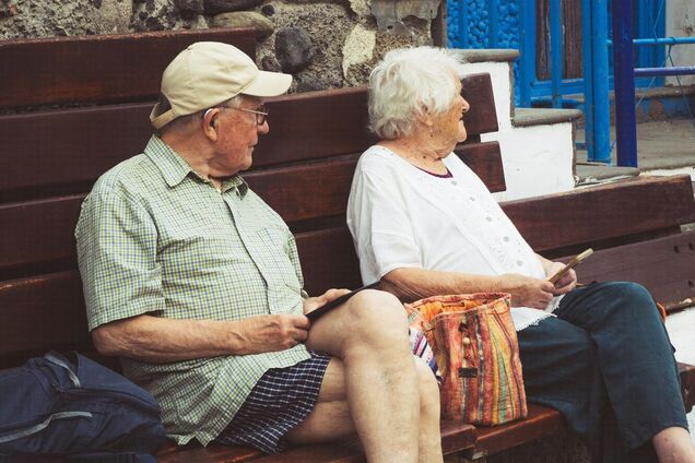 Ілюстрація - пара похилого віку сидить на лавці