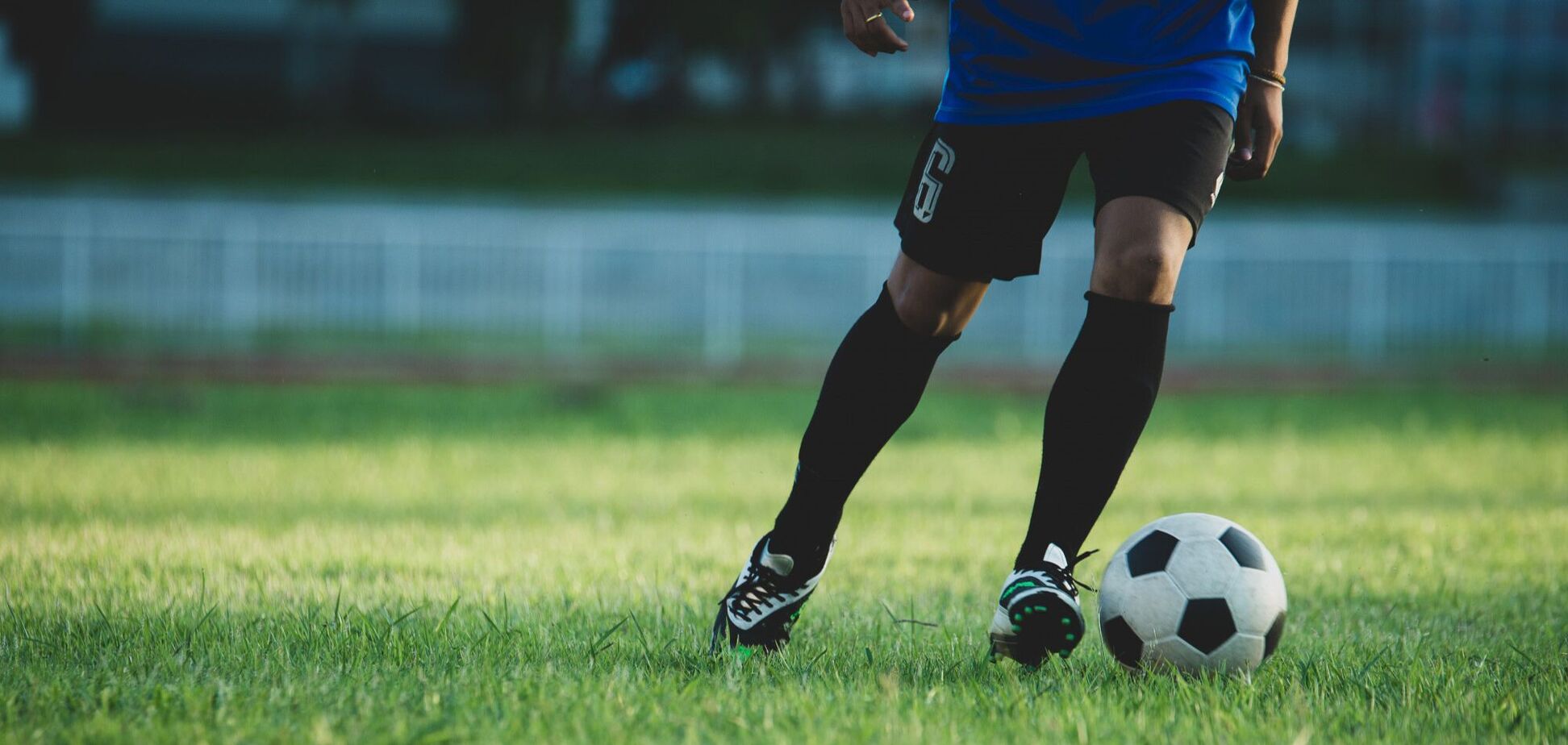 Иллюстрация - мужчина играет в футбол
