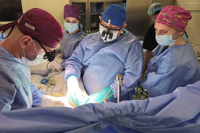 Под звуки сирен и взрывов: в Киеве во время российских обстрелов медики пересадили органы умершей девочки трем детям