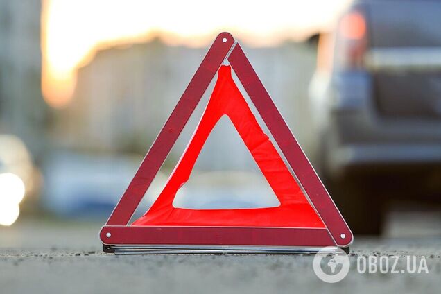 У Києві BMW зніс близько 10 металевих стовпчиків та влетів в електроопору на тротуарі. Відео