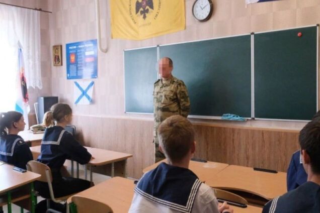 Контроль за пропагандою: у школах окупантів з'явиться 'радник із виховання дітей'