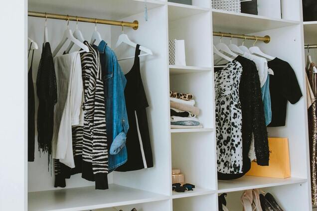 Забудьте о черном и коричневом: неочевидные летние цвета, которые делают стройнее