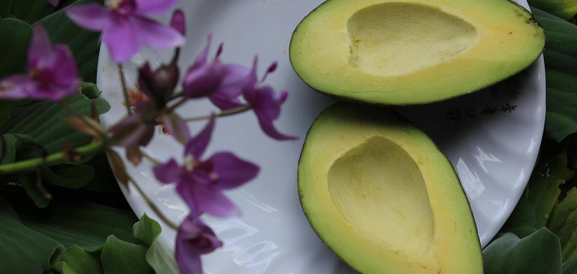 Як зберігати авокадо, щоб воно не темніло протягом місяця: цікавий лайфхак