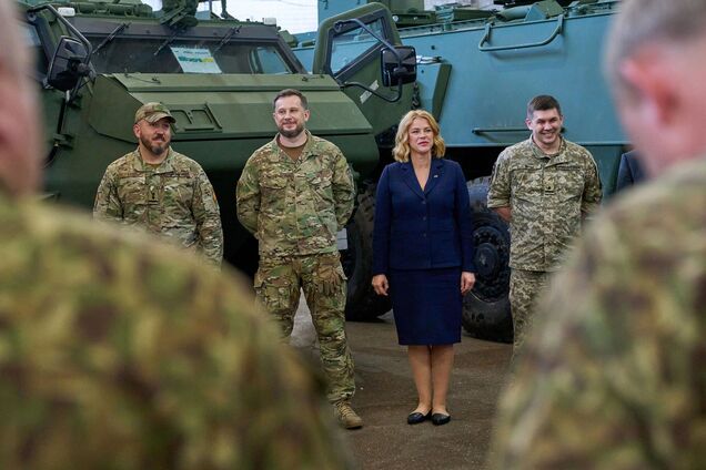 Прем'єрка Латвії передала Україні 15 БТР Patria: подробиці візиту і фото