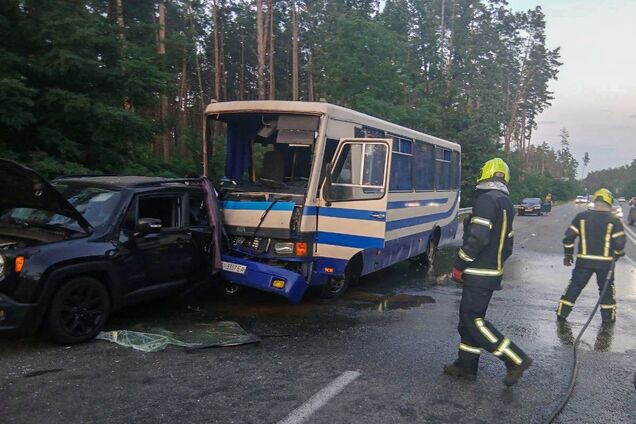 В Киеве произошла авария с участием маршрутки и легковушки: есть пострадавшие. Подробности и фото