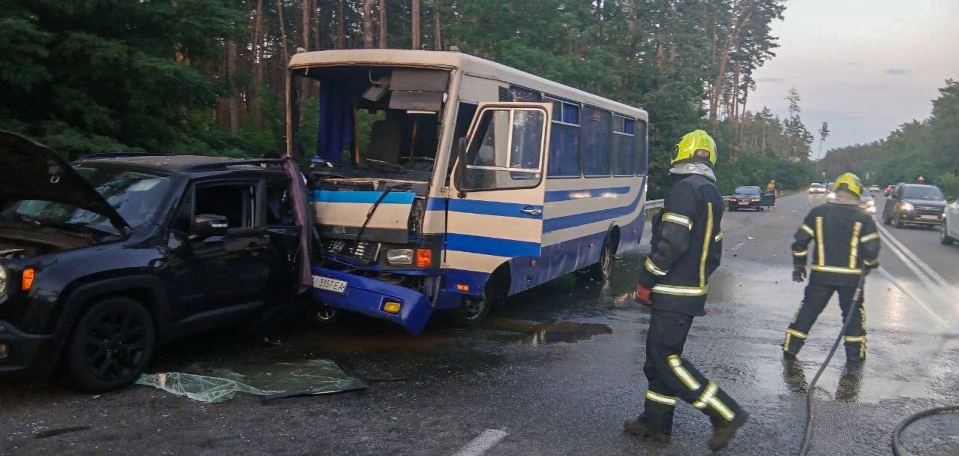 У Києві сталась аварія за участі маршрутки та легковика: є постраждалі. Подробиці та фото